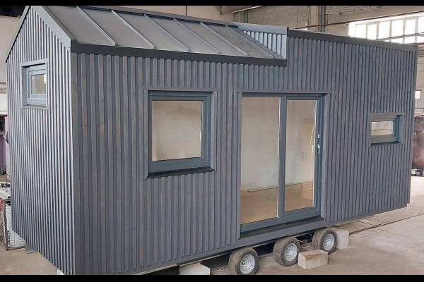 Uus ratastel väikemaja