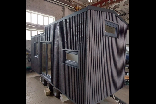 Uus ratastel väikemaja